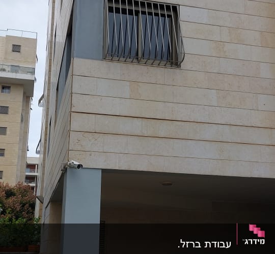 סורגי מתכת על חלון בניין אבן